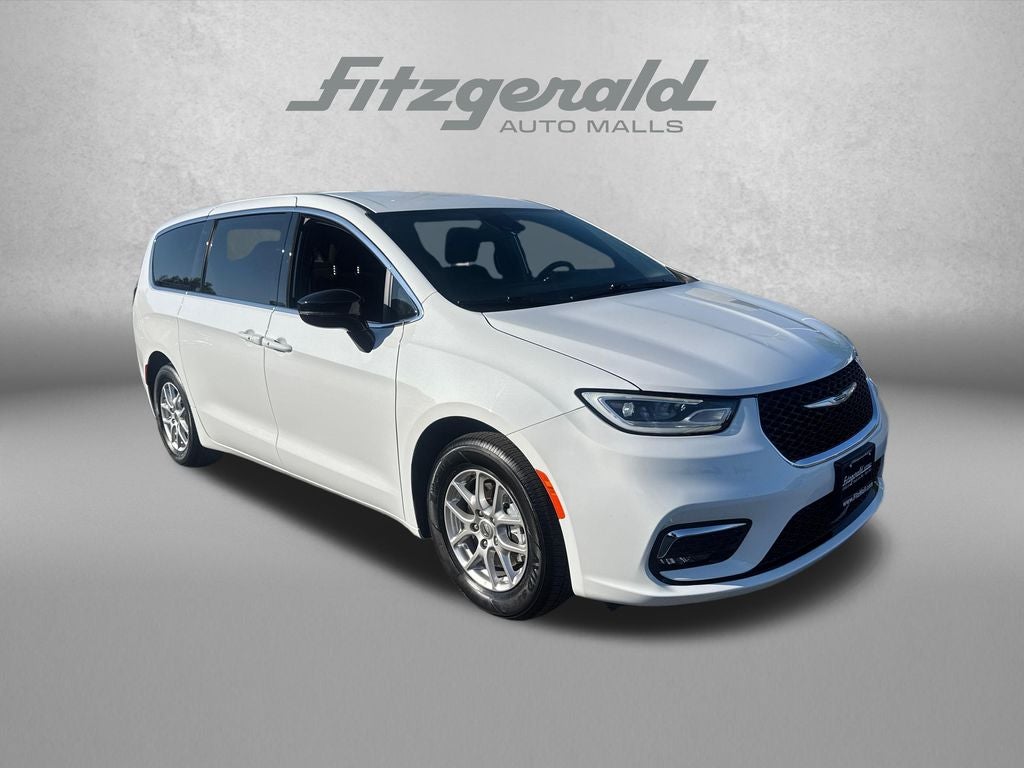 2024 Chrysler Pacifica Touring's photo