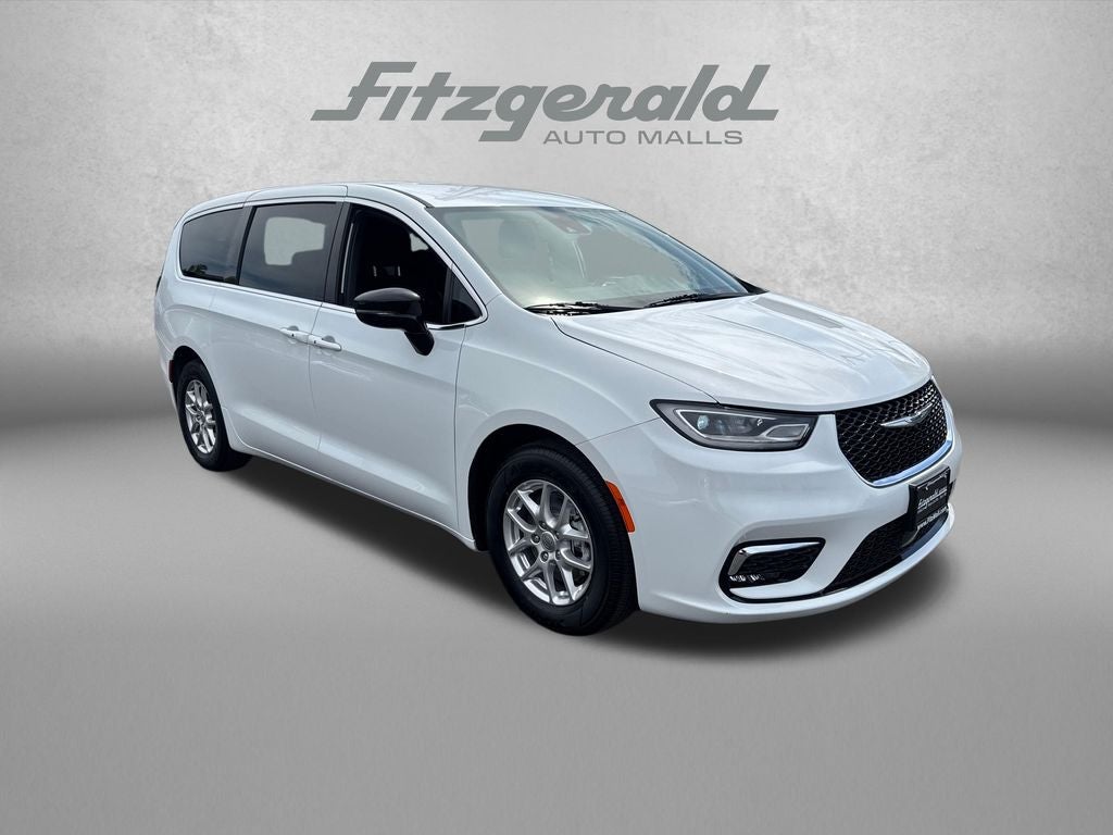2024 Chrysler Pacifica Touring's photo