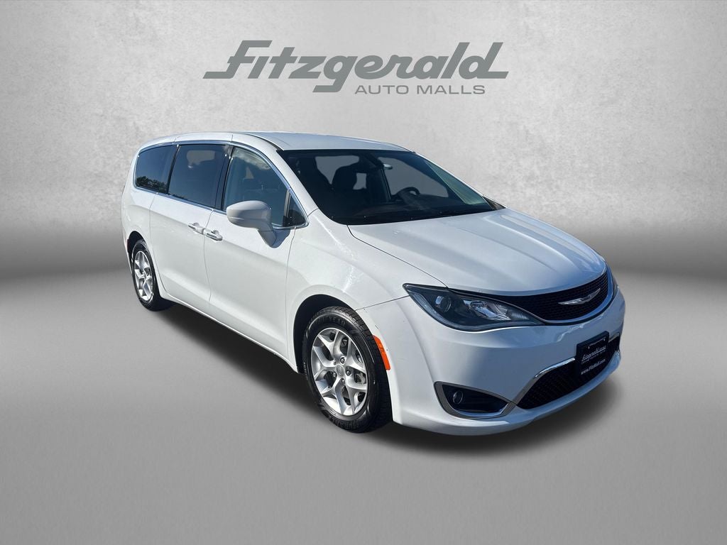 2019 Chrysler Pacifica Touring Plus's photo