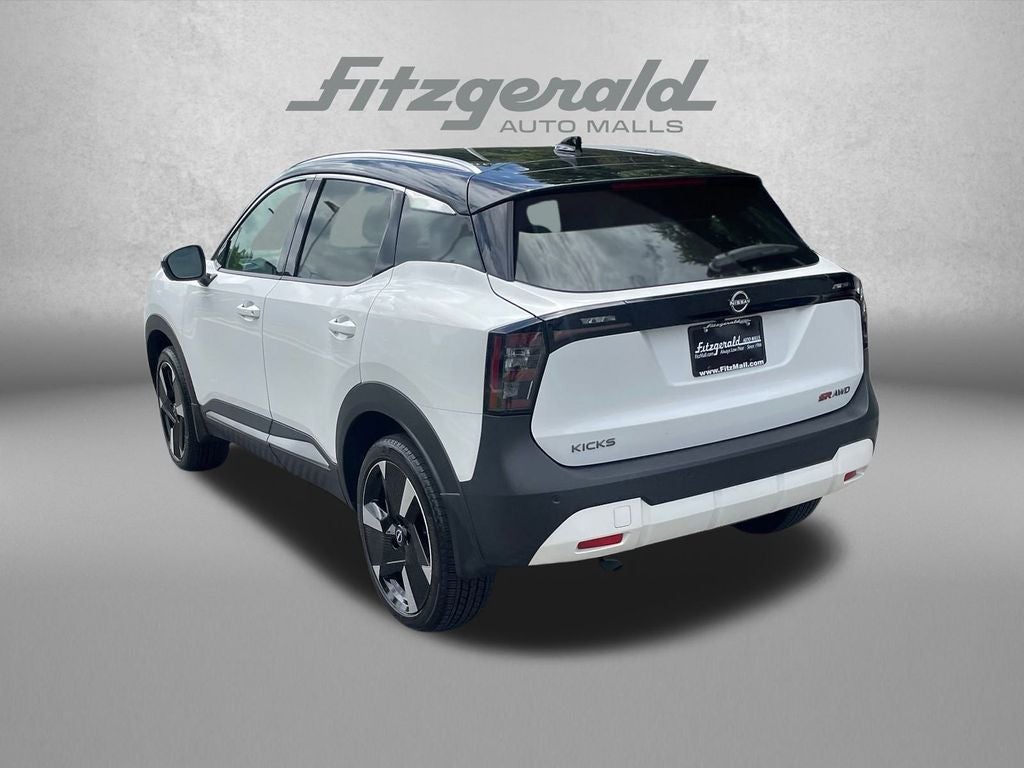2025 Nissan Kicks SR