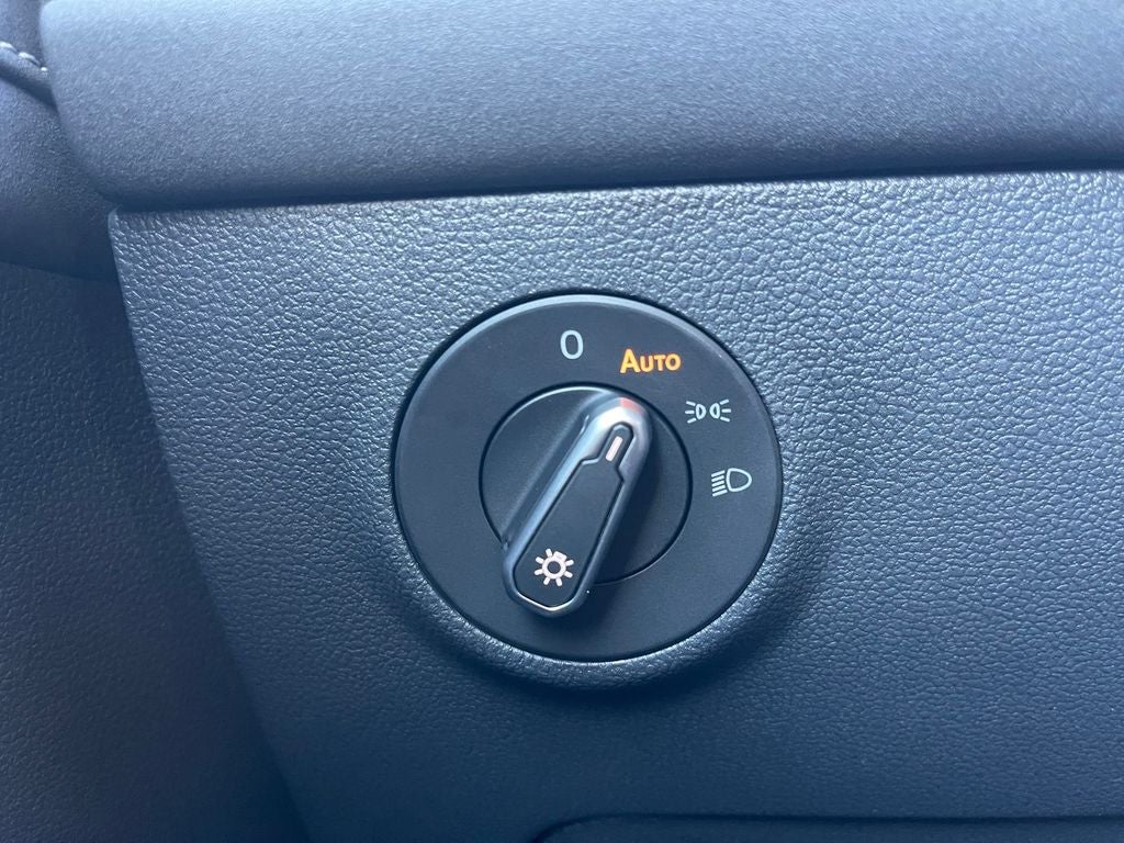 2026 Volkswagen Taos 1.5T SE Black