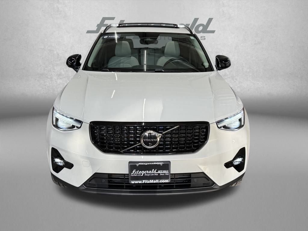 2025 Volvo XC40 B5 Plus Dark Theme