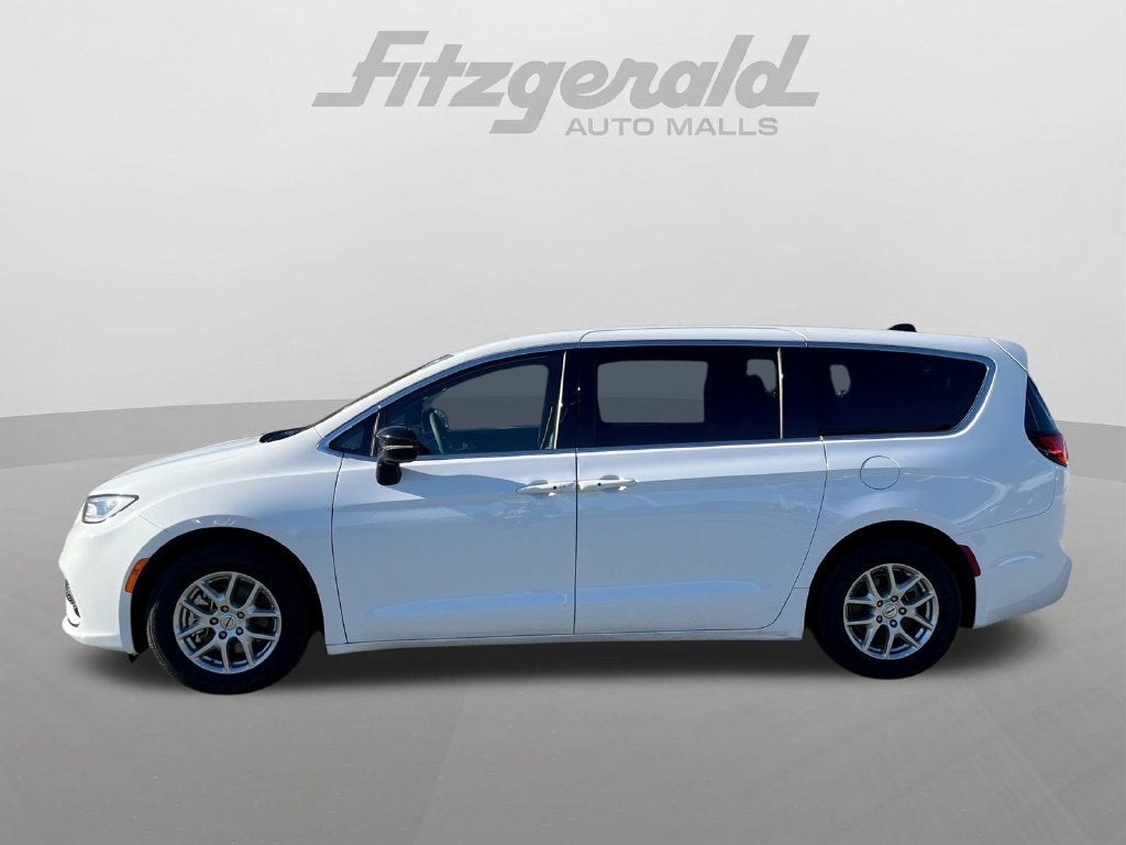 2025 Chrysler Pacifica Select